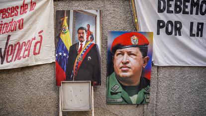 Un portrait d’Hugo Chavez et de Nicolas Maduro lors d’une manifestation de soutien au président vénézuélien Nicolas Maduro après son arrestation par les forces militaires américaines à Caracas (Salvador, 3 janvier 2026).