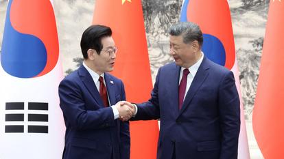 Le président chinois Xi Jinping serre la main du président sud-coréen Lee Jae Myung lors d’une cérémonie de signature d’un protocole d’accord au Palais de l’Assemblée du Peuple à Pékin, en Chine, le 5 janvier 2026.