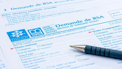 Cette aide unique fusionnerait les versements du RSA, des aides au logement et de la prime d’activité.