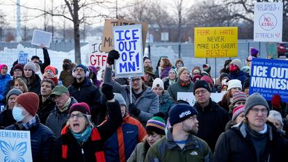 Des manifestants devant un bâtiment fédéral jeudi à Minneapolis.