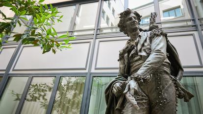 La statue de Figaro trône au coeur des locaux du journal.