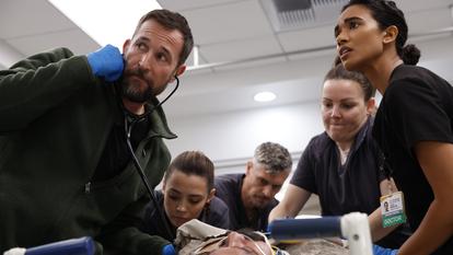 Le chef des urgences de l’hôpital de Pittsburgh, le Dr Robby (Noah Wyle) accomplit une dernière garde, chargée puisqu’il s’agit de celle de la fête nationale lors du long week-end du 4 juillet.