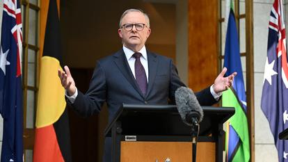 Le premier ministre australien Anthony Albanese annonçant que l’Australie tiendra une enquête de la Commission royale sur la fusillade meurtrière survenue lors d’une célébration de Hanoukka à Bondi Beach, au Parlement à Canberra, en Australie, le 8 janvier 2026.