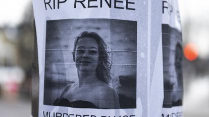 Un portrait de Renee Nicole Good collé sur un lampadaire près du lieu où elle a été abattue le 8 janvier 2026 à Minneapolis, dans le Minnesota.