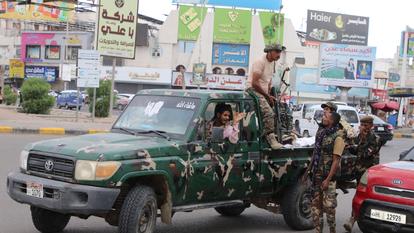 Des policiers patrouillent dans une rue d’Aden, au Yémen, le 7 janvier 2026, après que, selon la coalition soutenue par l’Arabie saoudite, Aidarous al-Zubaidi, le chef du Conseil de transition du sud (CTS) du Yémen, se soit enfui vers une destination inconnue.