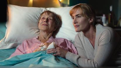 Helen Mirren et Kate Winslet dans Goodbye June sur Netflix.