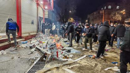 Sur fond de slogans économiques, politiques et antigouvernementaux, des Iraniens ont fait preuve de violence dans les rues de Kermanchah, le 8 janvier.