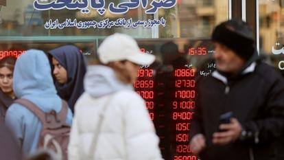 Panneau d’affichage dans un bureau de change alors que la valeur du rial iranien chute, à Téhéran, en Iran, le 20 décembre 2025.