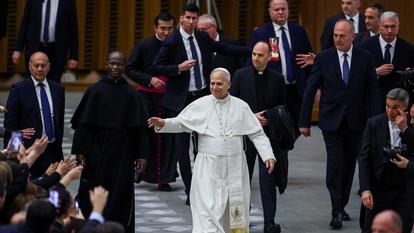 Le pape Léon XIV salue les fidèles en quittant l’audience générale hebdomadaire dans la salle Paul VI au Vatican, le 7 janvier 2026.