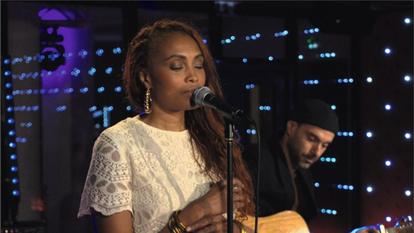 Imany interprète son album Women Deserve Rage dans «Le Live Musique du Figaro»