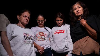Des femmes prient devant la prison d’El Rodeo après que le président de l’Assemblée nationale du Venezuela, Jorge Rodriguez, a annoncé qu’un nombre significatif de prisonniers étrangers et vénézuéliens sera libéré, le 9 janvier 2026.