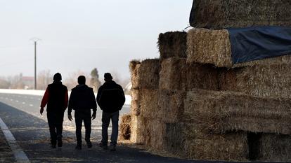 Des agriculteurs français bloquent l’autoroute A61 à Villefranche-de-Lauragais, en Haute-Garonne, le 16 décembre 2025.