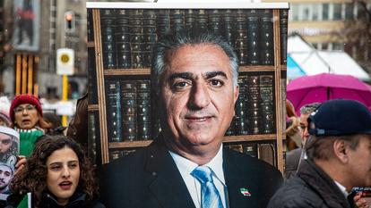 مؤيدو ولي العهد الإيراني المنفي، رضا بهلوي، يشاركون في مظاهرة في فيتنبرغبلاتز، برلين، في 3 يناير 2026.