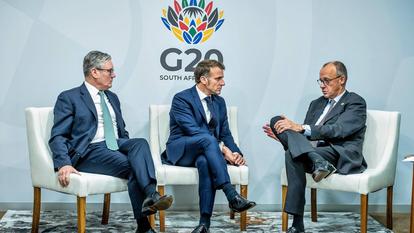 Le premier ministre britannique Keir Starmer, le président français Emmanuel Macron et l’Allemand Friedrich Merz à Johannesburg, en Afrique du Sud.