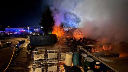 L’incendie a embrasé un entrepôt extérieur.
