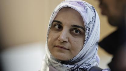 المواطنة الإيرانية مهديّة إسفندياري في محكمة باريس في 13 يناير 2026 خلال محاكمتها بتهمة الترويج للإرهاب على شبكات التواصل الاجتماعي.