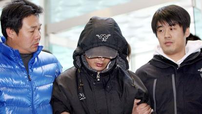 Le tueur en série Kang Ho-soon (au milieu), reconnu coupable en 2009 du meurtre de dix femmes, est l’une des dernières personnes à avoir été condamnées à mort en Corée du Sud.