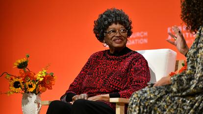 Claudette Colvin, militante des droits civiques, prend la parole lors du sommet Embrace Ambition, le 5 mars 2020 à New York.