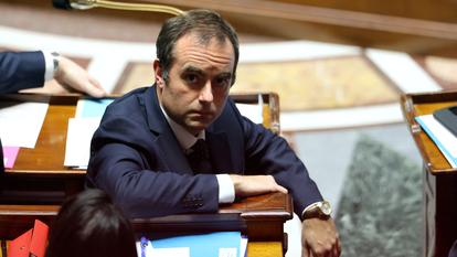 Le Premier ministre français Sébastien Lecornu assiste à la séance de questions au gouvernement à l’Assemblée nationale à Paris, France, le 13 janvier 2026.