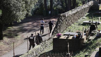 Des policiers s’affairent près du cimetière de Vero, lieu de l’assassinat d’Alain Orsoni.