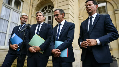 Bruno Retailleau, président des Républicains, entouré des trois présidents des groupes parlementaires, Laurent Wauquiez, Mathieu Darnaud et François-Xavier Bellamy.