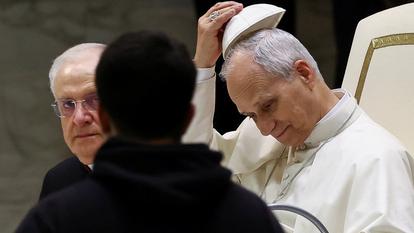 Le pape Léon XIV ajuste son zucchetto (calotte ecclésiastique) alors qu’il rencontre les jeunes du diocèse de Rome dans la salle Paul VI au Vatican, le 10 janvier 2026.