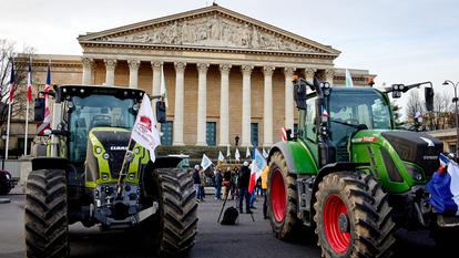 Les agriculteurs ont assuré que leurs tracteurs, installés devant l’Assemblée, ne bougeront pas tant que leurs demandes n’auront pas été entendues par le gouvernement.