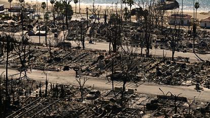 Des maisons calcinées et des voitures brûlées sont photographiées au milieu des décombres du quartier de Los Angeles, Pacific Palisades, ravagé par un incendie, le 13 janvier 2025.