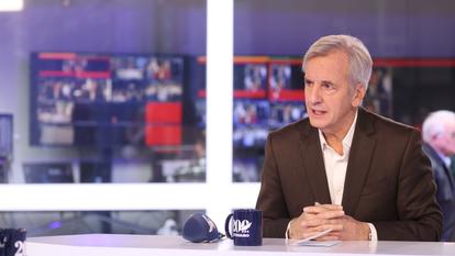 Bernard de La Villardière dans le «Buzz TV» au Grand Palais.