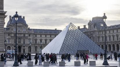 Le conflit social fragilise le Louvre, où chaque journée de fermeture coûte jusqu’à 400 000 euros et crée des dizaines de milliers de visiteurs déçus.