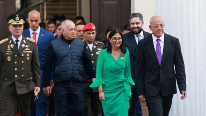 La présidente par intérim Delcy Rodriguez entourée par plusieurs membres du gouvernement vénézuéliens le 5 janvier 2026.