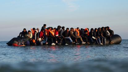 Un groupe de migrants sur une embarcation pneumatique quitte la plage de Petit-Fort-Philippe dans le nord de la France pour tenter de traverser la Manche et rejoindre la Grande-Bretagne, à Gravelines, près de Calais, France, le 27 septembre 2025