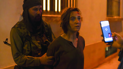 Sab (Nina Meurisse), tireuse d’élite des forces spéciales françaises prise en otage par Daech