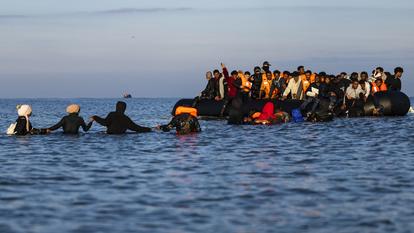 Des migrants tentent de monter à bord des bateaux des passeurs afin de traverser la Manche au large de la plage de Gravelines, dans le nord de la France, le 27 septembre 2025.