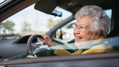 Sans leur voiture, de nombreux seniors redoutent l’isolement dans des zones mal desservies par les transports en commun.