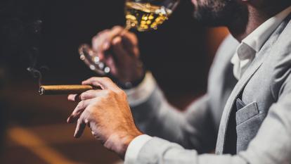 Les wine clubs proposent régulièrement à leurs membres une sélection de bouteilles de vin, qu’ils devraient autrement trouver et acheter eux-mêmes.