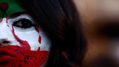 Une femme participe à un rassemblement de soutien aux manifestations nationales en Iran, sur la colline du Capitole à Rome, en Italie, le 16 janvier 2026.