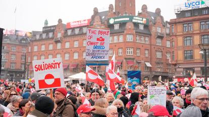 Des dizaines de milliers de Danois et de Groenlandais ont manifesté samedi à Copenhague ainsi que dans les grandes villes du royaume.