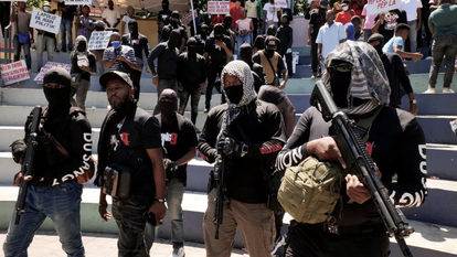 L’ancien policier "Commandant Samuel" marche dans la rue entouré d’hommes armés de son groupe appelé Du Sang 9 lors d’une manifestation contre l’insécurité, à Port-au-Prince, Haïti, 28 juin 2025.