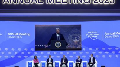 Le 23 janvier 2025, c’est depuis Washington et sur grand écran que Donald Trump, tout juste investi pour son second mandat, est intervenu au Forum de Davos, interrogé par des PDG, dont celui de TotalEnergies, Patrick Pouyanné (au centre).