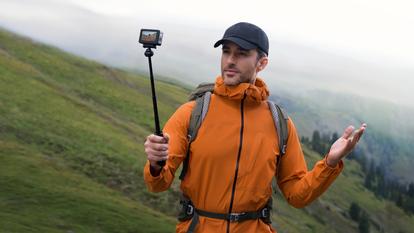 DJI Osmo Action 6 en mode selfie.