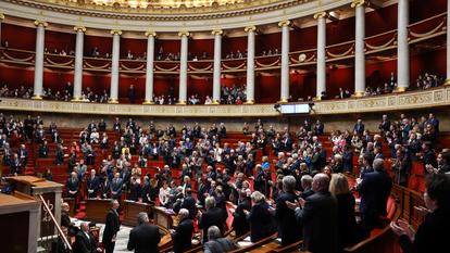 Les membres du gouvernement français et les membres du parlement se lèvent et applaudissent en soutien au peuple iranien à l’Assemblée nationale le 13 janvier 2026.