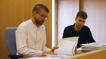 Le juge Christophe Bouvot et son greffier qui œuvrent au tribunal de Sucy-en-Brie en région parisienne.