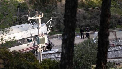 Des agents de la Guardia Civil espagnole travaillent sur le site du déraillement d’un train Iryo, percuté la veille par un autre train, à Adamuz, dans le sud de l’Espagne, le 19 janvier 2026.