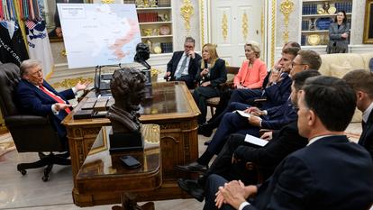 Keir Starmer, Giorgia Meloni, Ursula von der Leyen, Friedrich Merz, Emmanuel Macron, Alexander Stubb, Volodymyr Zelensky et Mark Rutte dans le Bureau ovale de Donald Trump le 18 août 2025.