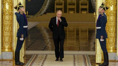 Le président russe Vladimir Poutine passe devant des gardes d’honneur lors d’une cérémonie de réception des lettres de créance des nouveaux ambassadeurs étrangers au Grand Palais du Kremlin à Moscou, Russie, le 15 janvier 2026.