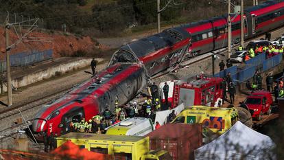 Des membres de la Garde civile espagnole sur le site d’un déraillement mortel de deux trains à grande vitesse près d’Adamuz, à Cordoue en Espagne, le 19 janvier 2026.