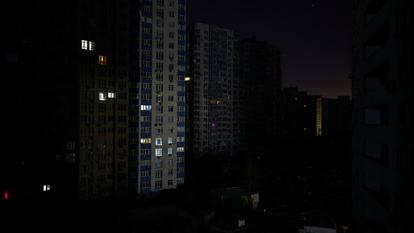Des immeubles d’appartements sans électricité pendant une panne de courant après que des infrastructures civiles critiques ont été touchées par des frappes de missiles et de drones russes au cours de la nuit, au milieu de l’attaque de la Russie contre l’Ukraine, à Kyiv, Ukraine, le 20 janvier 2026.