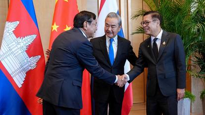 Wang Yi, chef de la diplomatie chinoise, parraine la réconciliation entre les ministres des affaires étrangères thaïlandais Sihasak Phuangketkeow (à droite) et cambodgien Prak Sokhonn (à gauche), le 29 décembre, à Yuxi, en Chine.