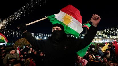 Des manifestants pro-kurdes participent à une manifestation en soutien à Rojava, la région autonome kurde du nord de la Syrie, à Erbil, en Irak, le 20 janvier 2026.